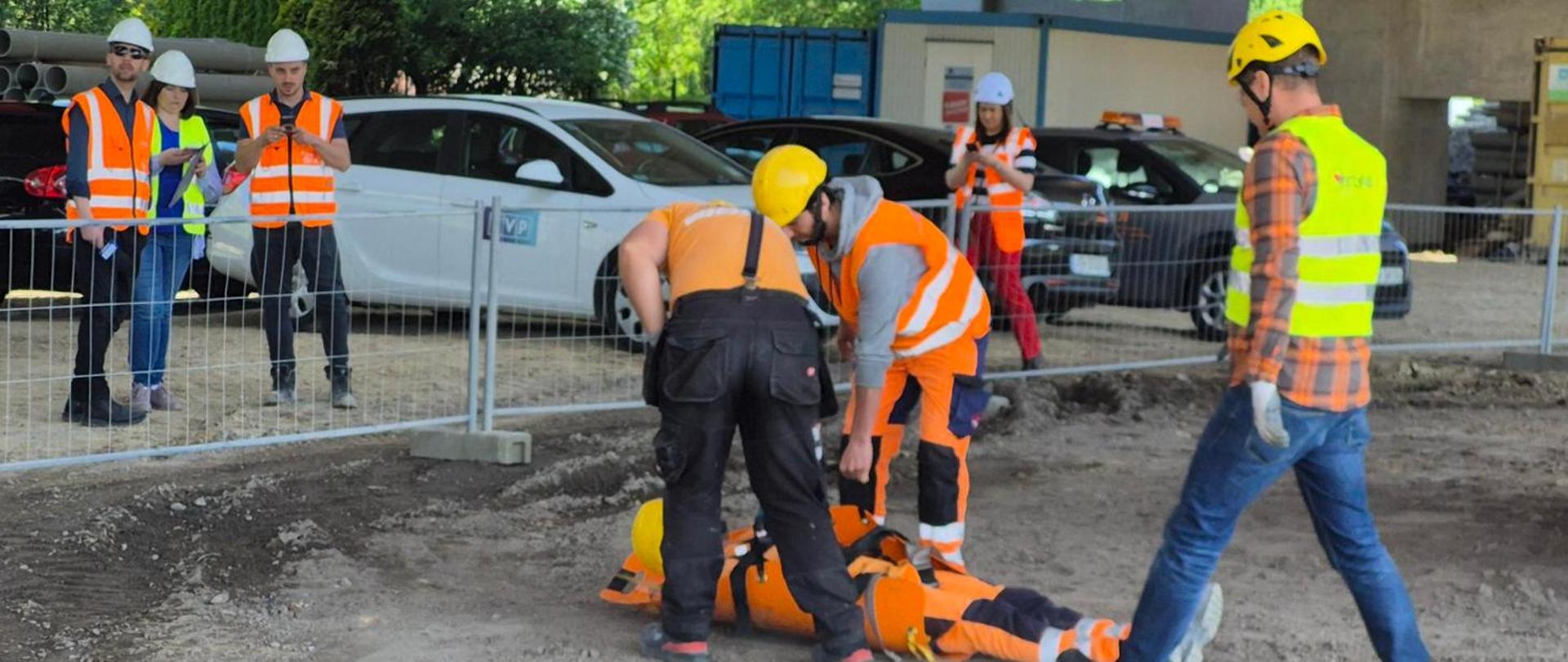 Ćwiczenia wysokościowe na jednej z estakad na terenie budowy węzła Mistrzejowice, pokaz akcji ratunkowej dla osoby, która zasłabła w skrzyni estakady. 
