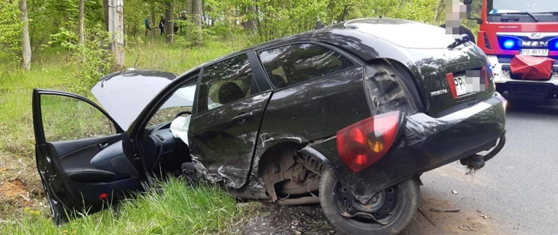 Na zdjęciu widać miejsce zdarzenia oraz wozy służb ratunkowych 