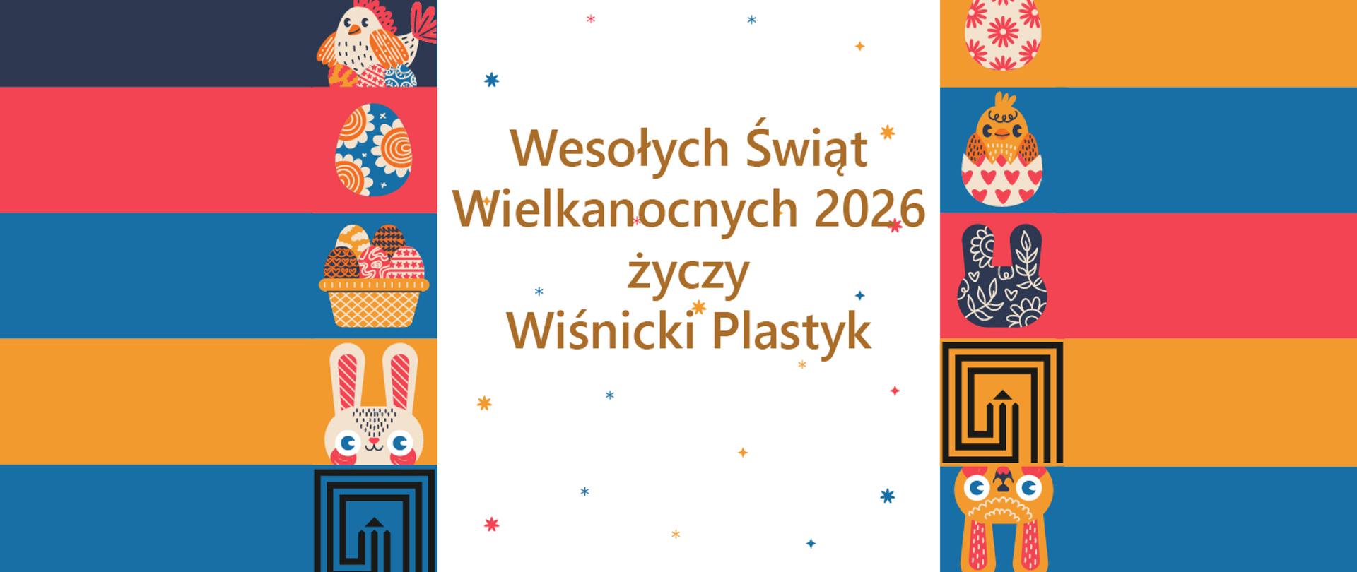 Grafika to kolorowa kartka z życzeniami wielkanocnymi, utrzymana w nowoczesnym, ilustracyjnym stylu.
Kompozycja i treść. Centralna część: Na białym tle znajduje się brązowy napis w języku polskim: „Wesołych Świąt Wielkanocnych 2026 życzy Wiśnicki Plastyk”. Tekst otaczają drobne, kolorowe gwiazdki/śnieżynki. Boczne panele: Po lewej i prawej stronie umieszczono pionowe pasy składające się z kolorowych bloków (granatowych, różowych, błękitnych i pomarańczowych). Ilustracje: Wewnątrz kolorowych bloków znajdują się stylizowane, folkowe grafiki nawiązujące do symboli wielkanocnych, takie jak: Pisanki z geometrycznymi wzorami. Kurki i kurczaki w ozdobne wzory. Koszyczek wielkanocny. Uproszczone sylwetki zajączków. Motywy geometrycznych labiryntów i abstrakcyjne postaci. Całość ma charakter artystyczny i projektowy, co nawiązuje do nadawcy życzeń (Wiśnicki Plastyk). Wykorzystano żywą, ale zharmonizowaną paletę barw oraz czystą, bezszeryfową typografię.