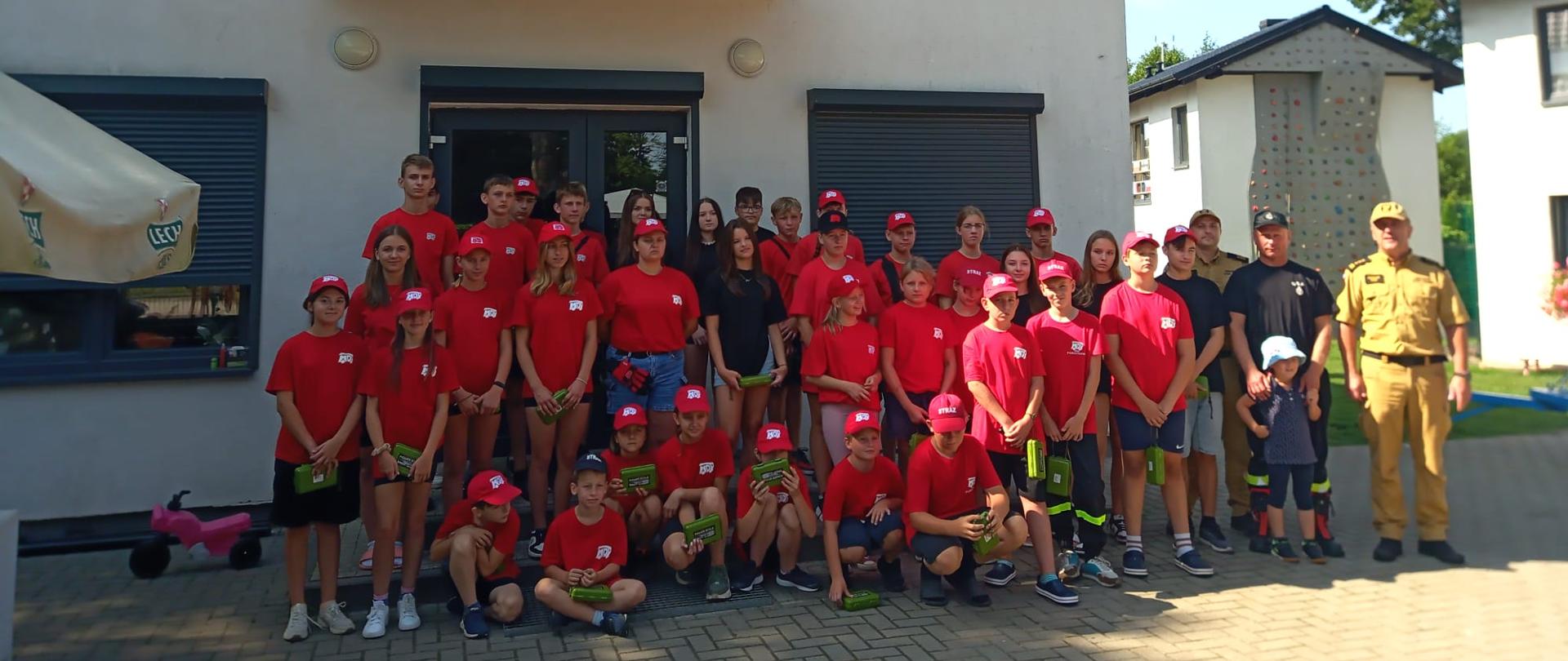 Zdjęcie grupowe na tle obiektu w Chojnie