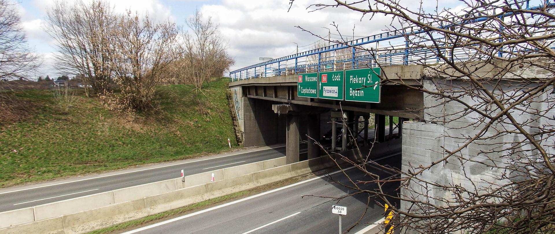 Fotografia istniejących wiaduktów w ciągu ul. Wolności nad drogą krajową nr 86 w Będzinie. 