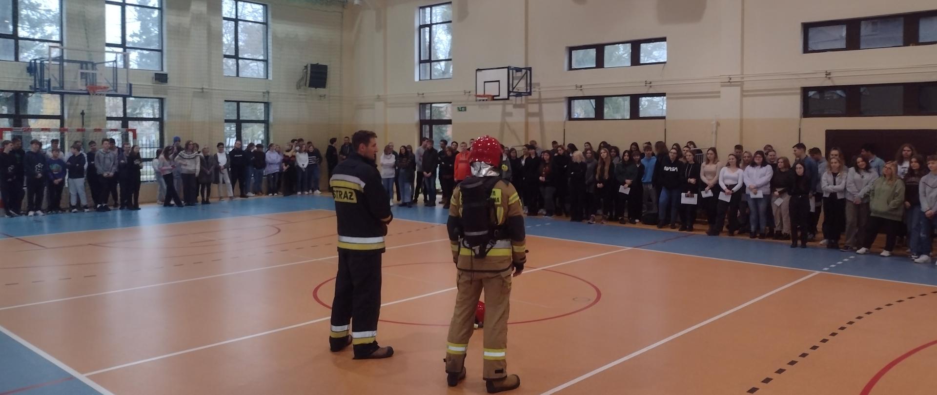Młodzież zgromadzona na sali gimnastycznej LO w Ciechocinku podczas pogadanki ze strażakami na temat bezpieczeństwa pożarowego