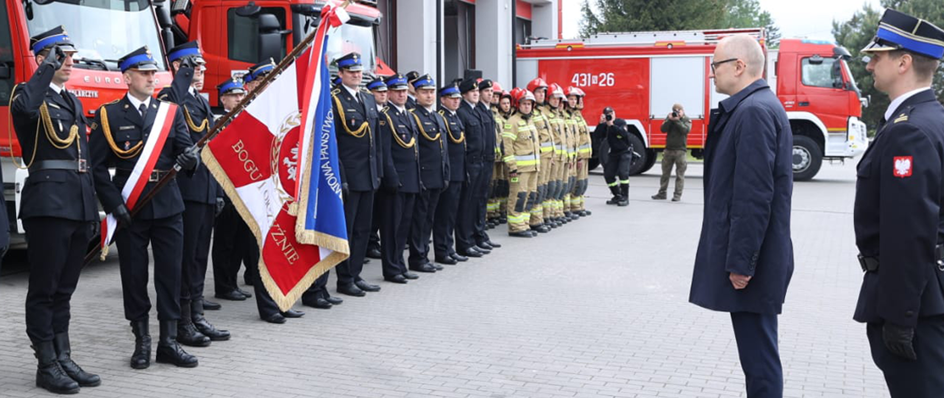 Wiceminister Błażej Poboży podczas uroczystego apelu