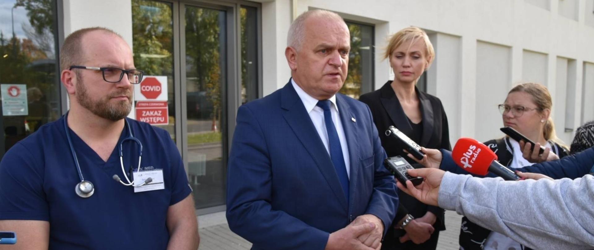 Konferencja prasowa. Wypowiada się wojewoda lubuski, po lewej stronie kierownik szpitala tymczasowego, po prawej dyrektor lubuskiego oddziału NFZ.