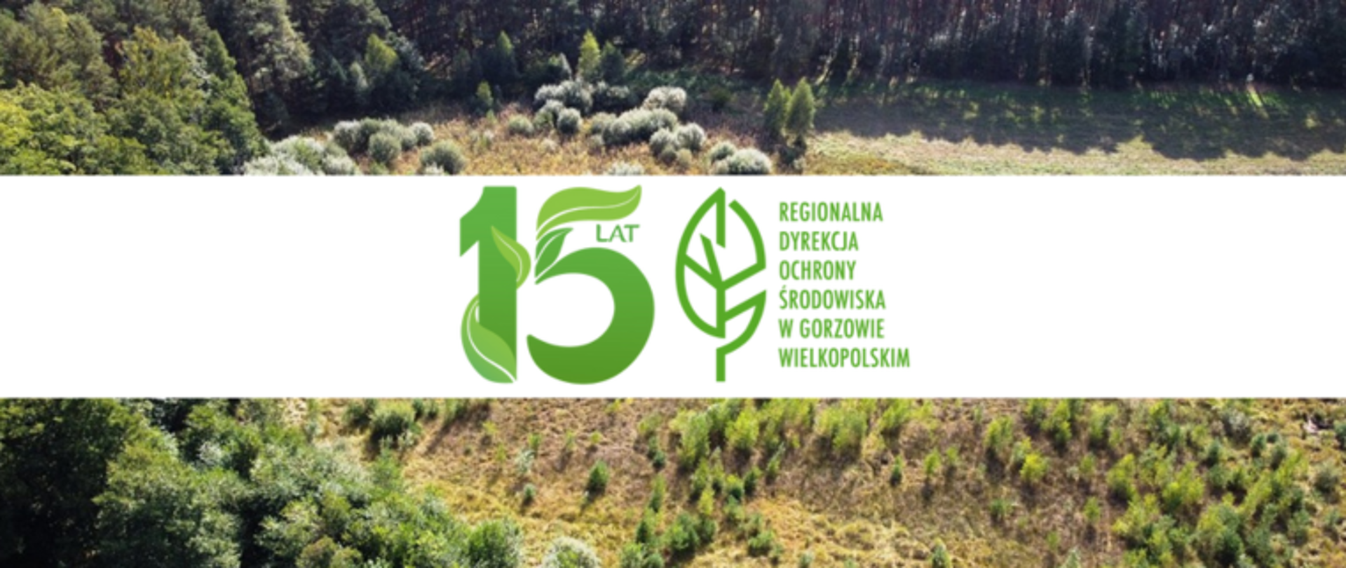 W tle krajobraz z lasem, na pierwszym planie biały prostokątny pasek, na nim zielony liść i napis Regionalna Dyrekcja Ochrony Środowiska w Gorzowie Wielkopolskim i liczba 15 lat.