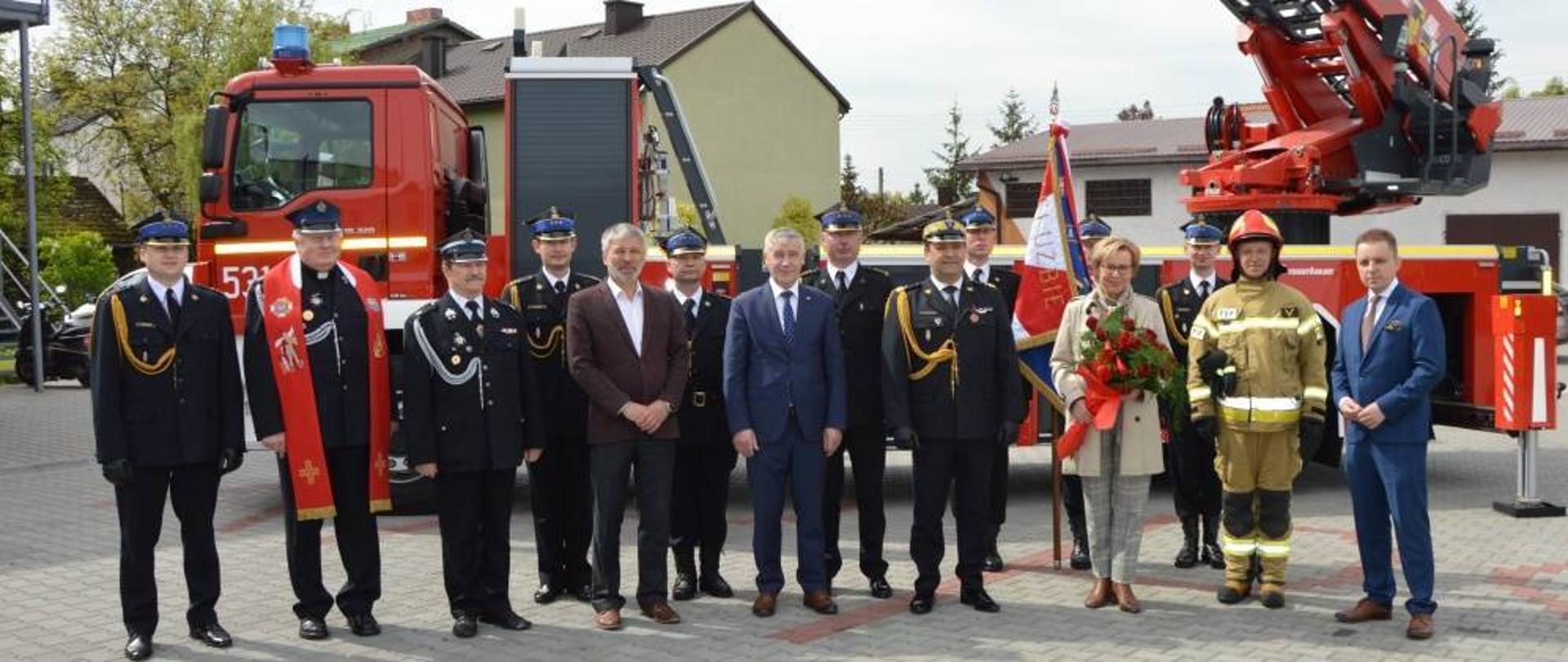 Zdjęcie przedstawia ludzi na tle nowej drabiny mechanicznej