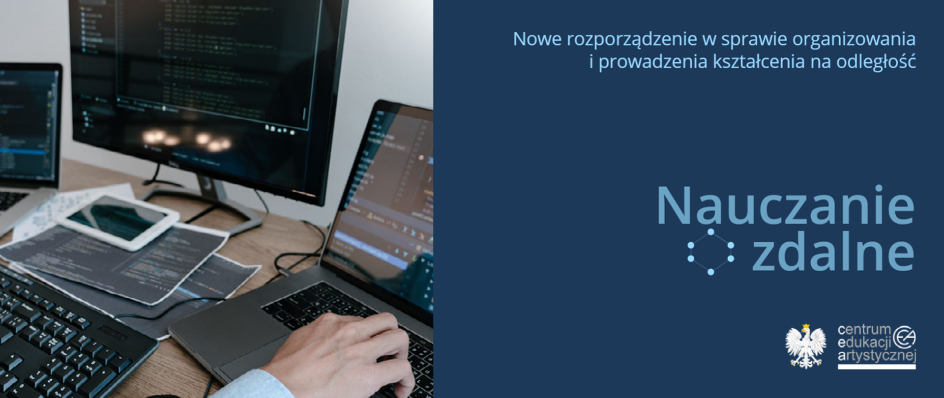 Zdjęcie przedstawie dwa obrazy. Po prawej stronie widok komputerów i laptopów, a po lewej stronie na niebieskim tle napis : Nowe rozporządzenie w sprawie organizowania i prowadzenia kształcenia na odległość. Nauczanie zdalne.