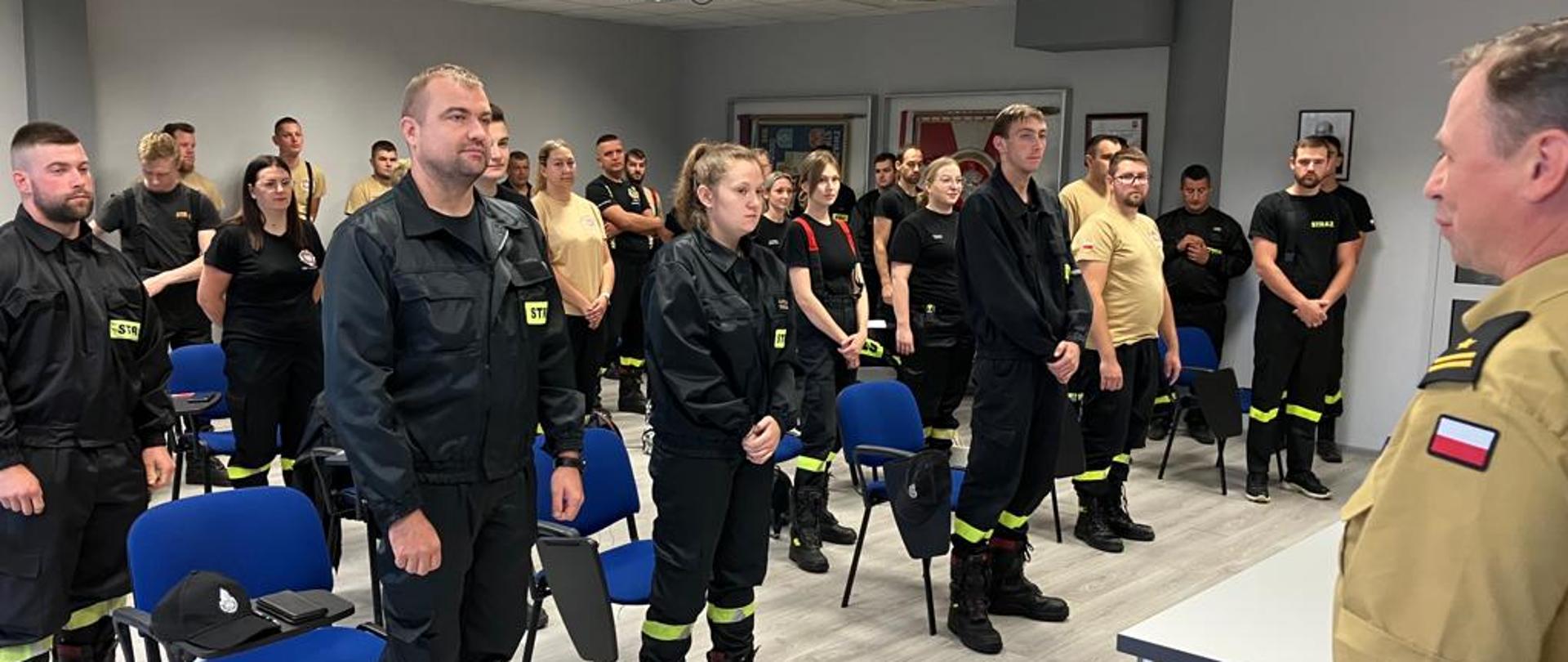 Zdjęcie przedstawia druhów witanych przez Komendanta Powiatowego PSP w Wolsztynie.