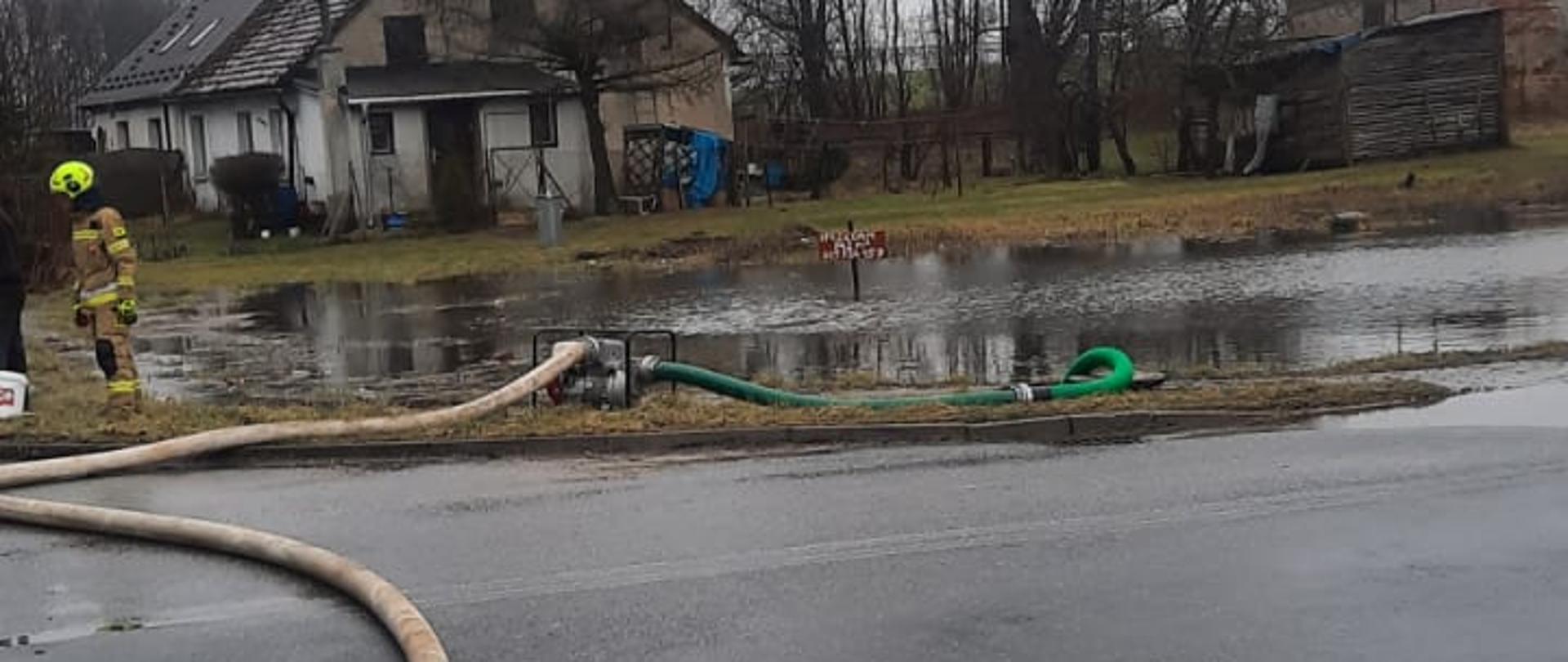 Działania nowomiejskich strażaków podejmowane w związku z roztopami oraz intensywnymi opadami deszczu.