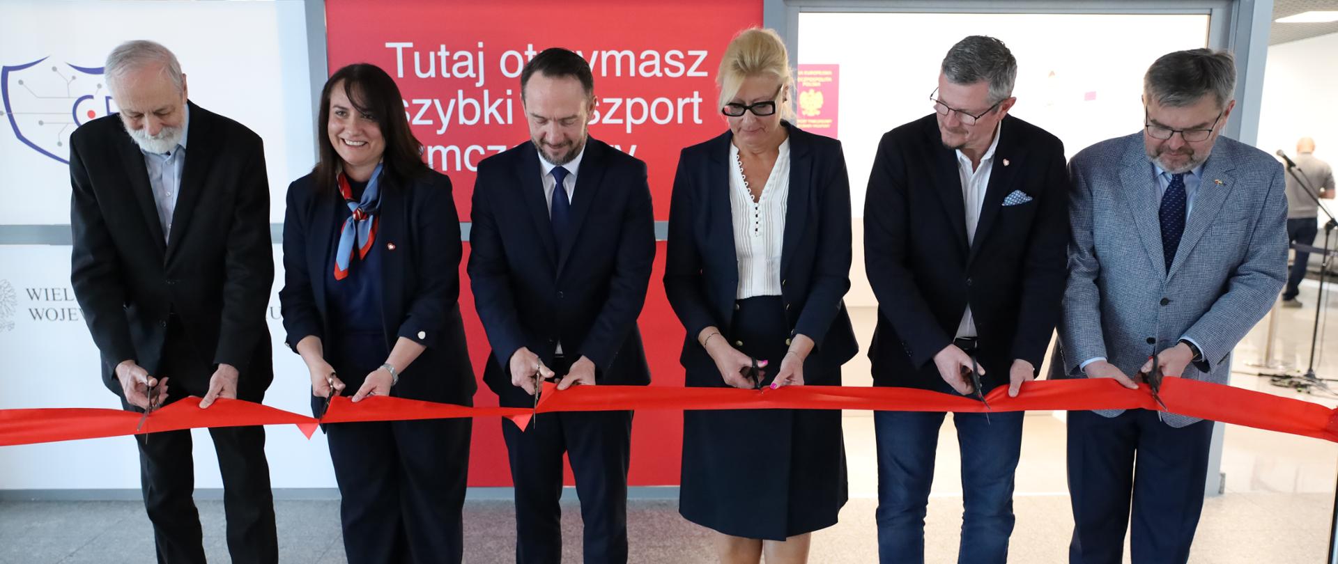 Otwarcie punktu szybkiego paszportu tymczasowego MSWiA na terenie Portu Lotniczego Poznań-Ławica