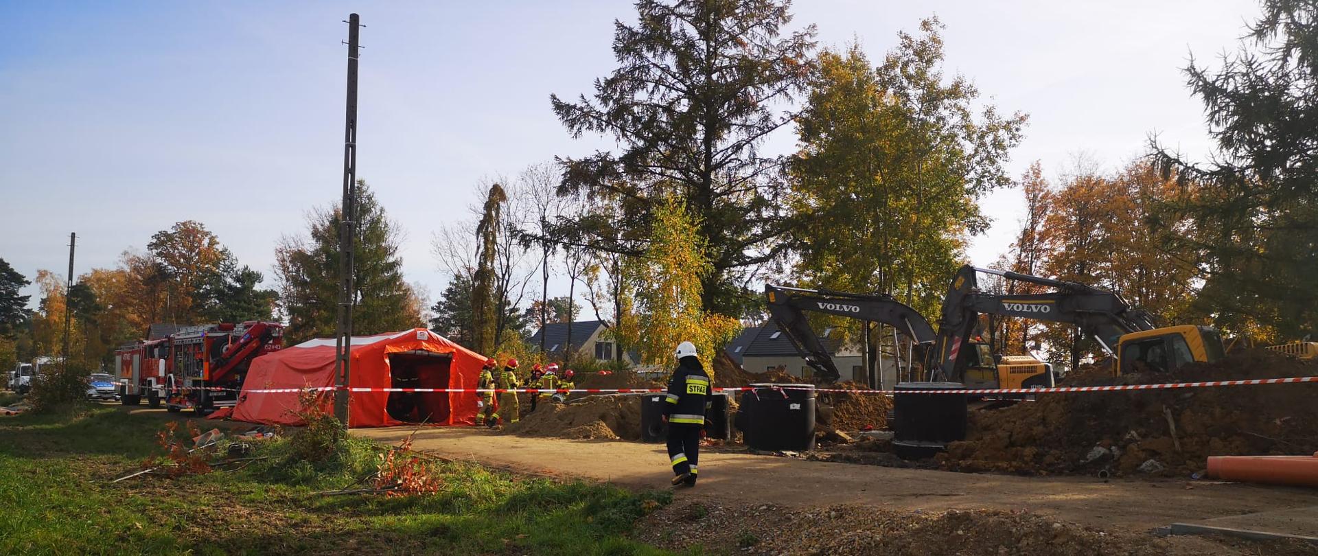 zasypanie mężczyzny w wykopie