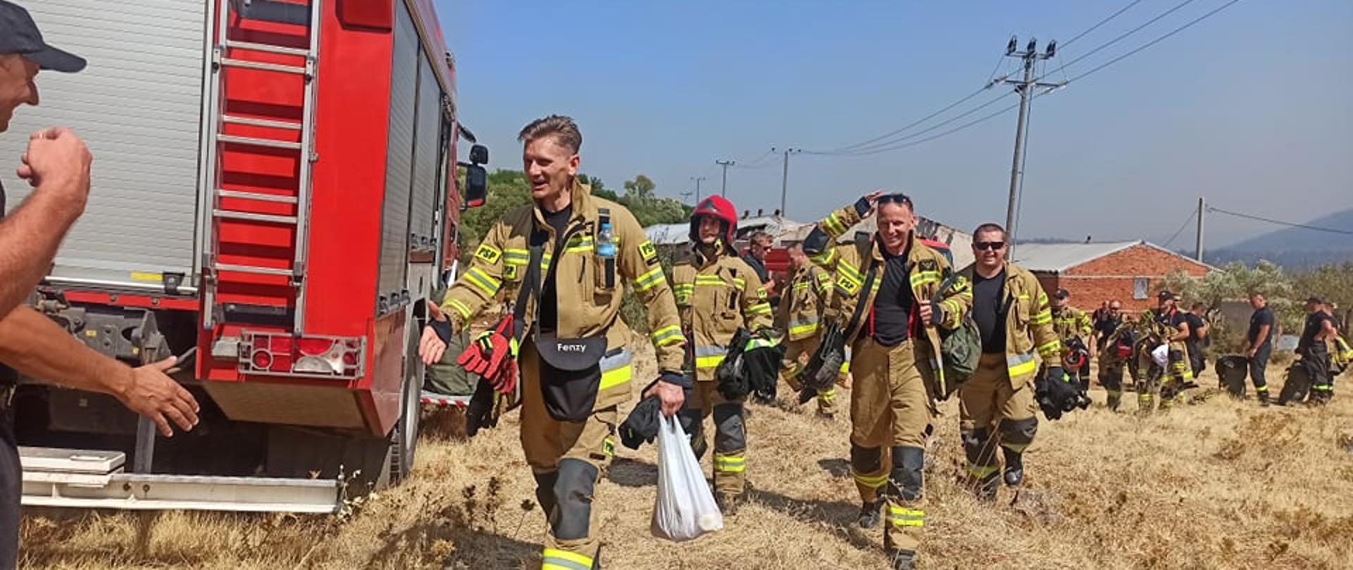 na zdjęci widać strażaków, którzy przylecieli do Grecji by zmienić swoich kolegów