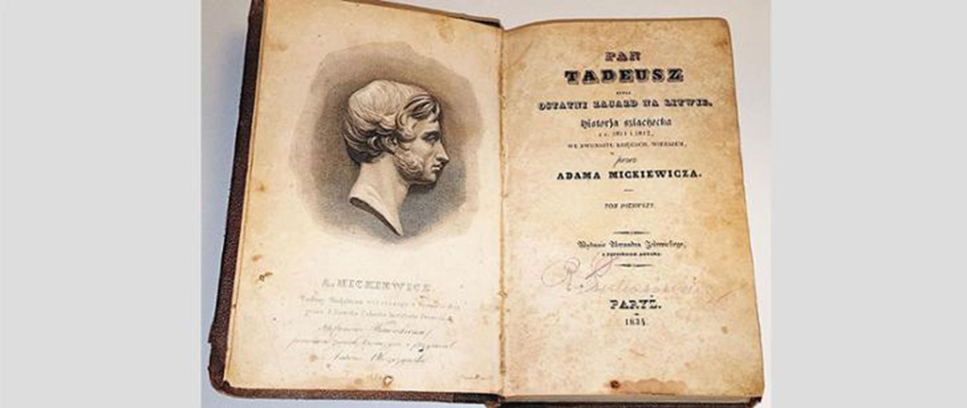 Zdjęcie przedstawia otwartą starą książkę Pan Tadeusz.