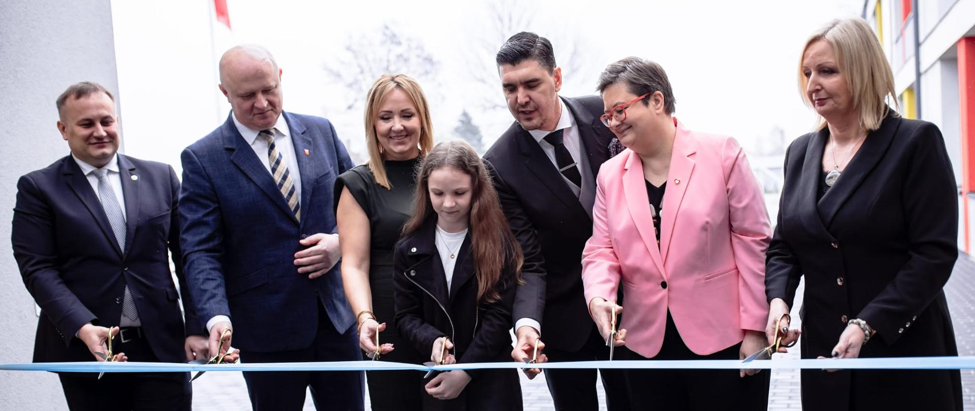 Uroczyste otwarcie wyremontowanego budynku szkoły podstawowej w Niechcicach