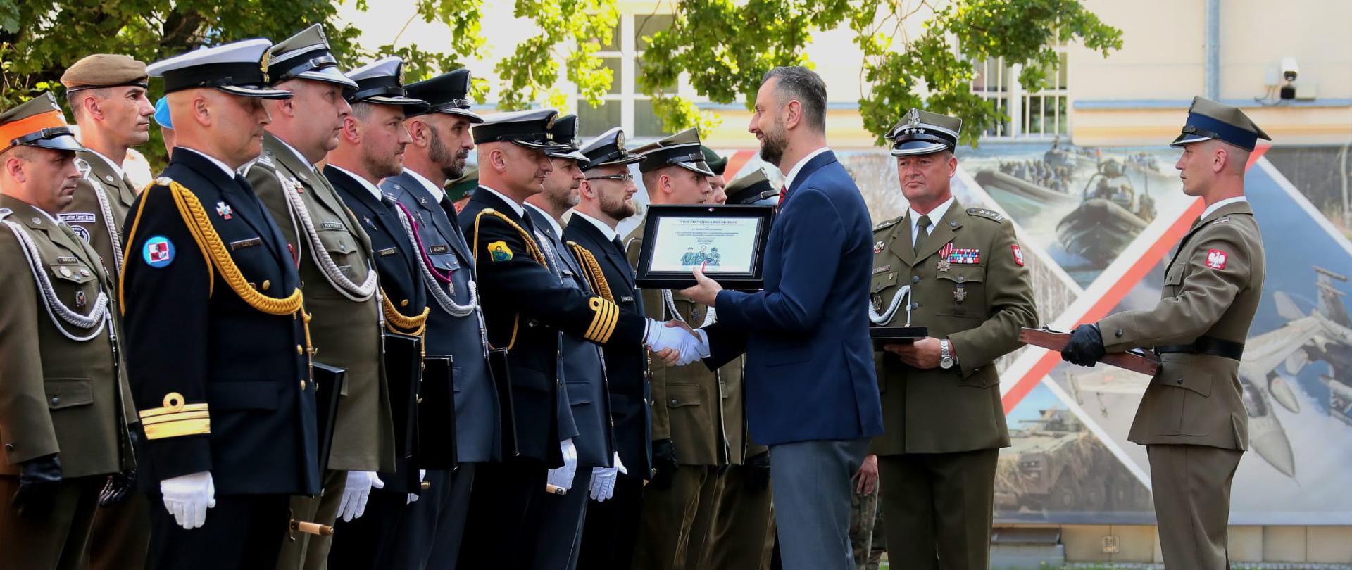 13 sierpnia 2025 r. Władysław Kosiniak-Kamysz wicepremier-minister obrony narodowej wraz z kadrą kierowniczą resortu obrony narodowej wręczył medale resortowe i wyróżnienia żołnierzom oraz pododdziałom Wojska Polskiego. Fot. st. sierż. Mariusz Bieniek/D2KP-DKL