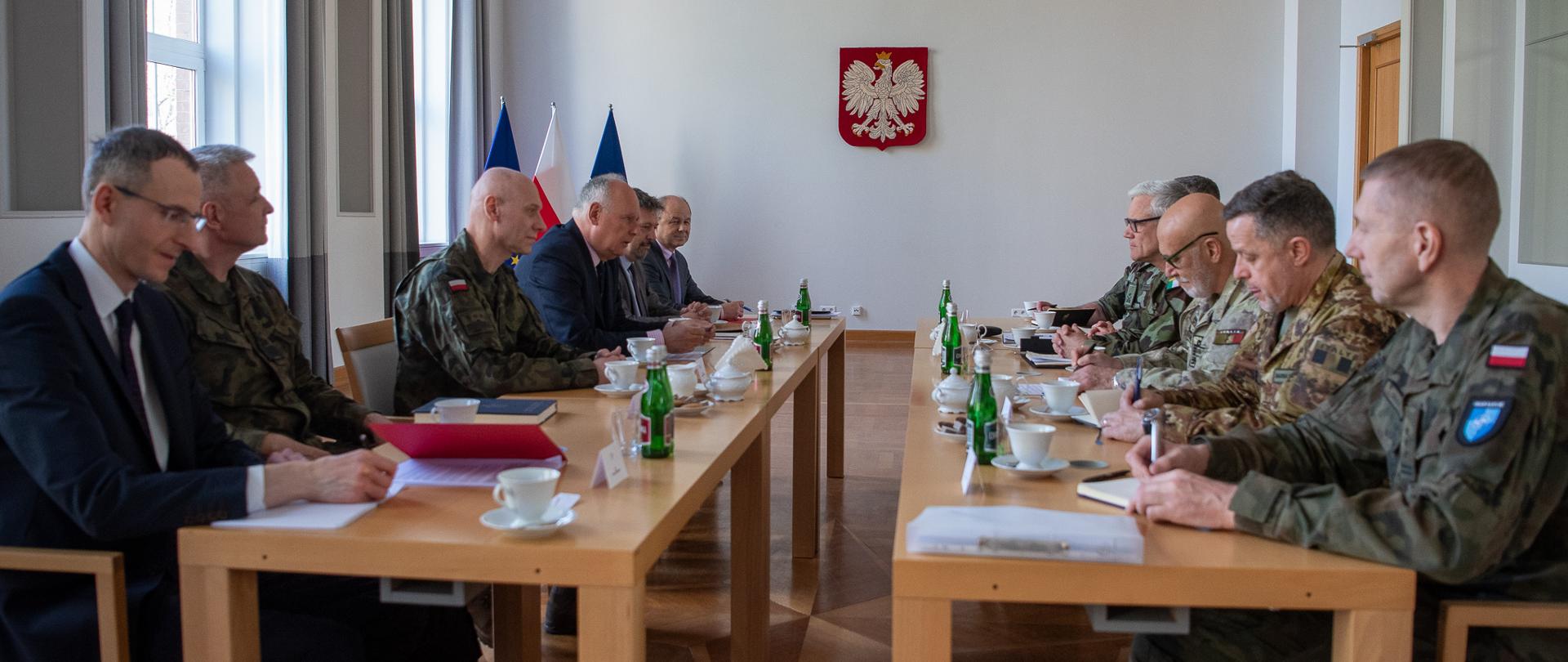 21 kwietnia br. wiceminister Paweł Zalewski, spotkał się z Przewodniczącymi Komitetów Wojskowych: NATO - admirałem Giuseppe Cavo Dragone oraz Unii Europejskiej - generałem Seán’em Clancy. 