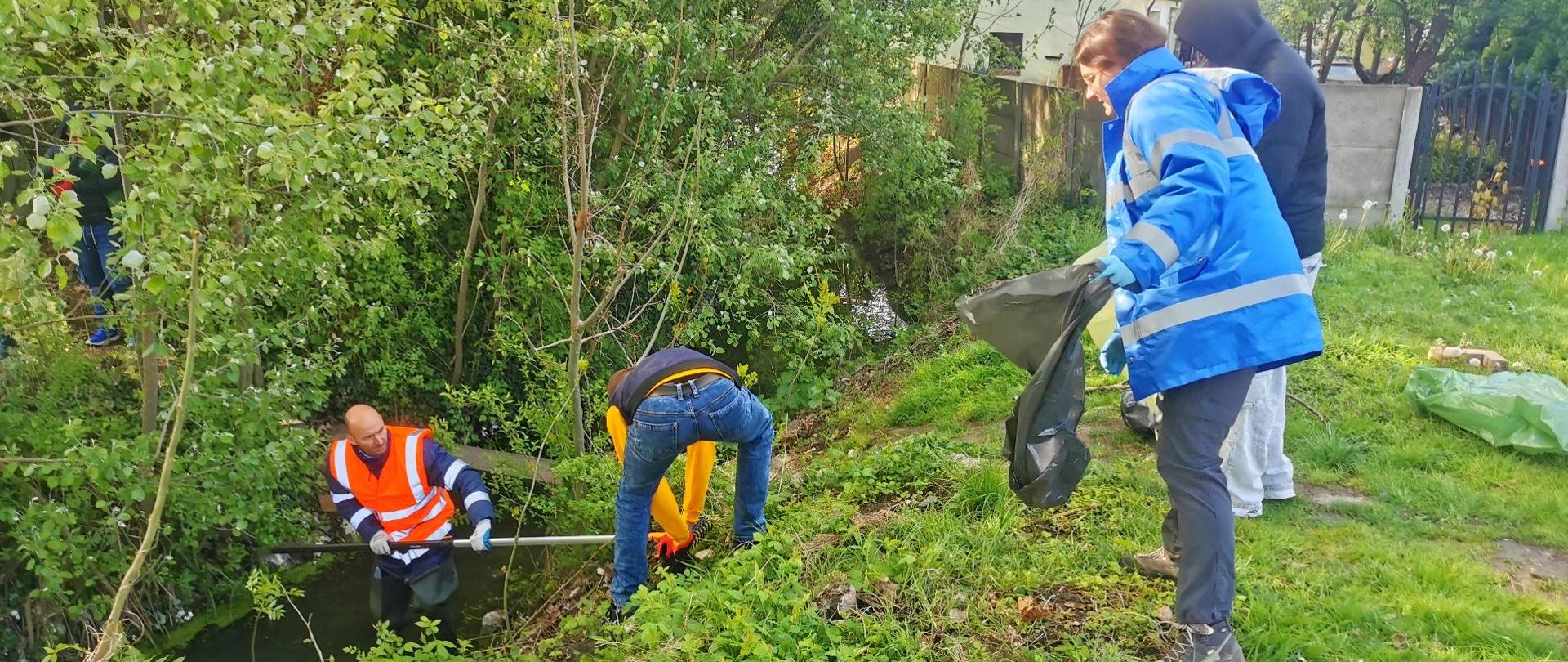 Sprzątanie Kanału Sąsieczna w Żmigrodzie z udziałem pracowników Wód Polskich Nadzoru Wodnego w Trzebnicy.
