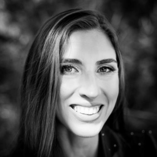 Czarno białe zdjęcie uśmiechającej się kobiety