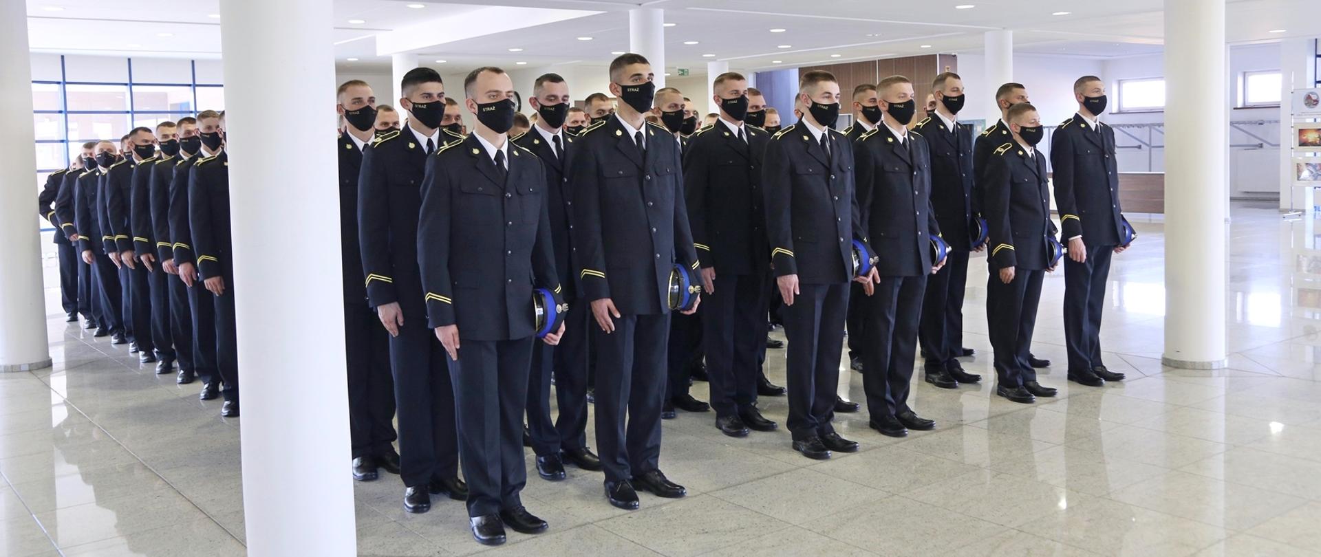 Ślubowanie słuchaczy XXV Turnusu Dziennego Studium Aspirantów Centralnej Szkoły PSP w Częstochowie - Słuchacze podczas uroczystości podpisania aktu ślubowania