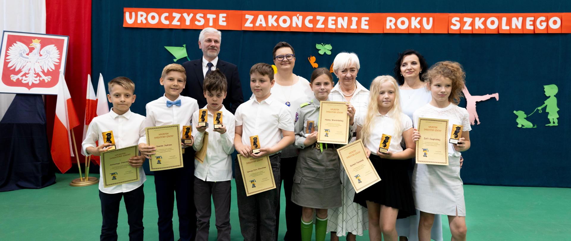 Pamiątkowa fotografia uczniów z wiceminister Katarzyną Lubnauer - sekretarz stanu w Ministerstwie Edukacji Narodowej, wojewodą łódzkim Dorotą Ryl oraz kuratorem oświaty - Januszem Brzozowskim 