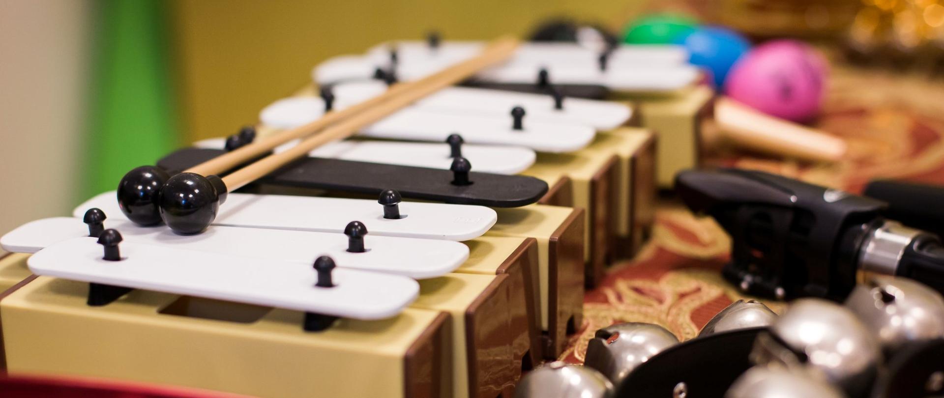 Kolorowe zdjęcie przedstawia instrumenty perkusyjne.