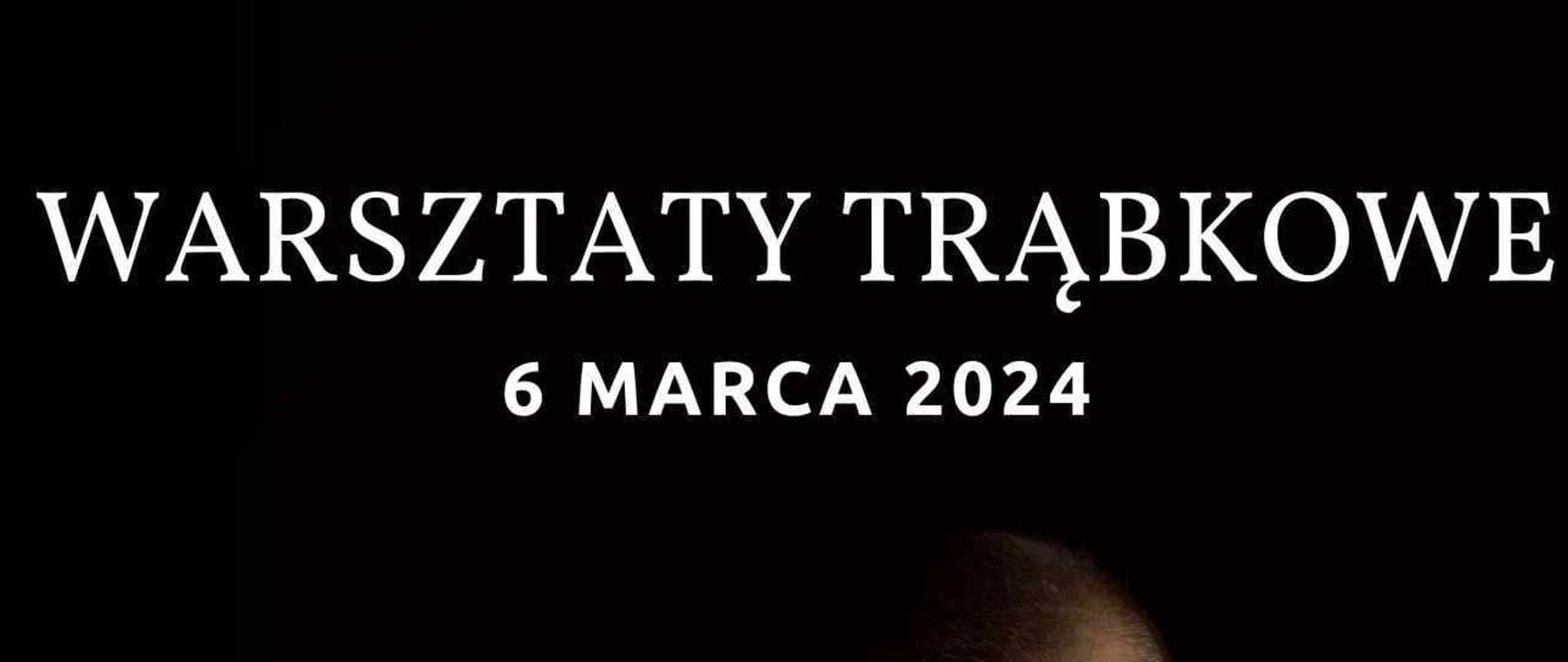 Plakat z wydarzeniem - Warsztaty trąbkowe, które odbędą się w dniu 6 marca 2024r. w auli ZPSM w Dębicy; warsztaty poprowadzi adt dr Piotr Nowak; tło plalatu jest czarne, napisy białe, po prawej stronie znajduje się zdjęcie prowadzącego warsztaty