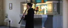 uczennica grająca na klarnecie