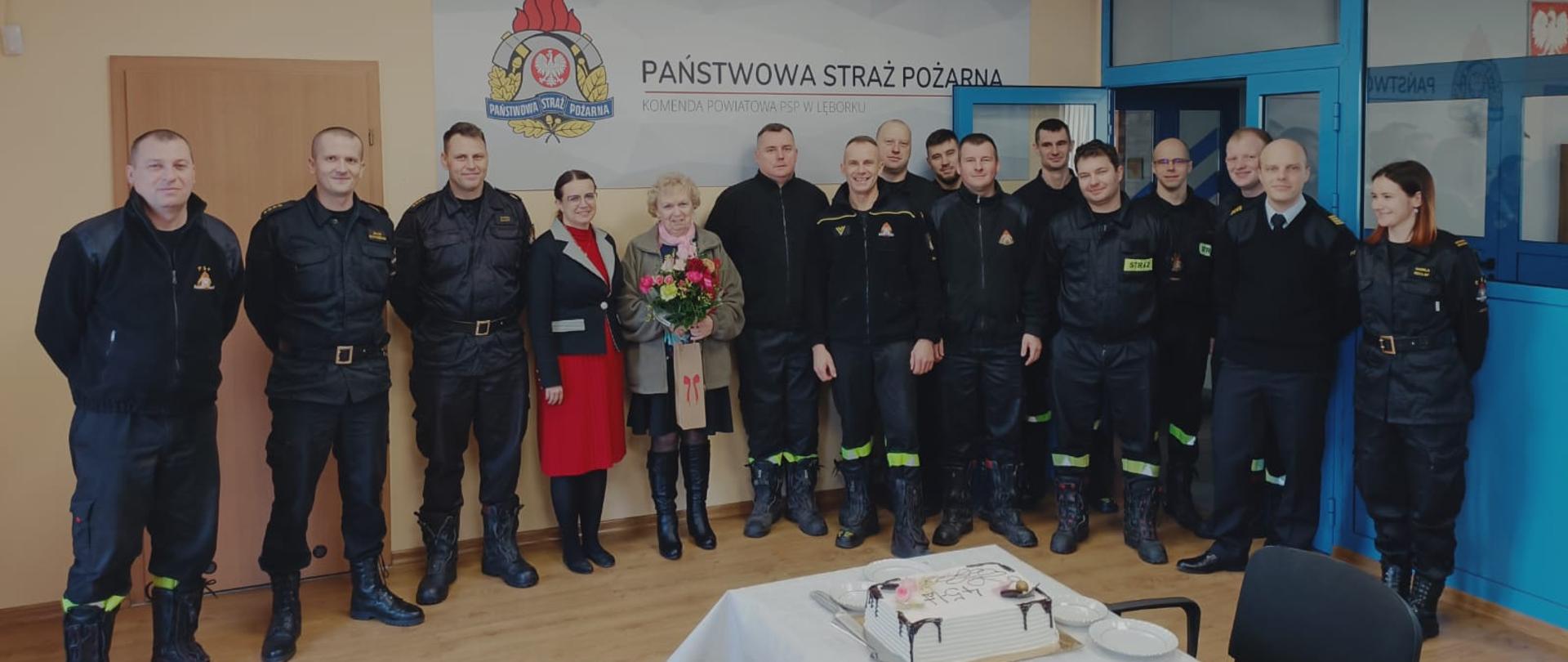 Zdjęcie przedstawia funkcjonariuszy i pracowników Komendy Powiatowej PSP w Lęborku. 