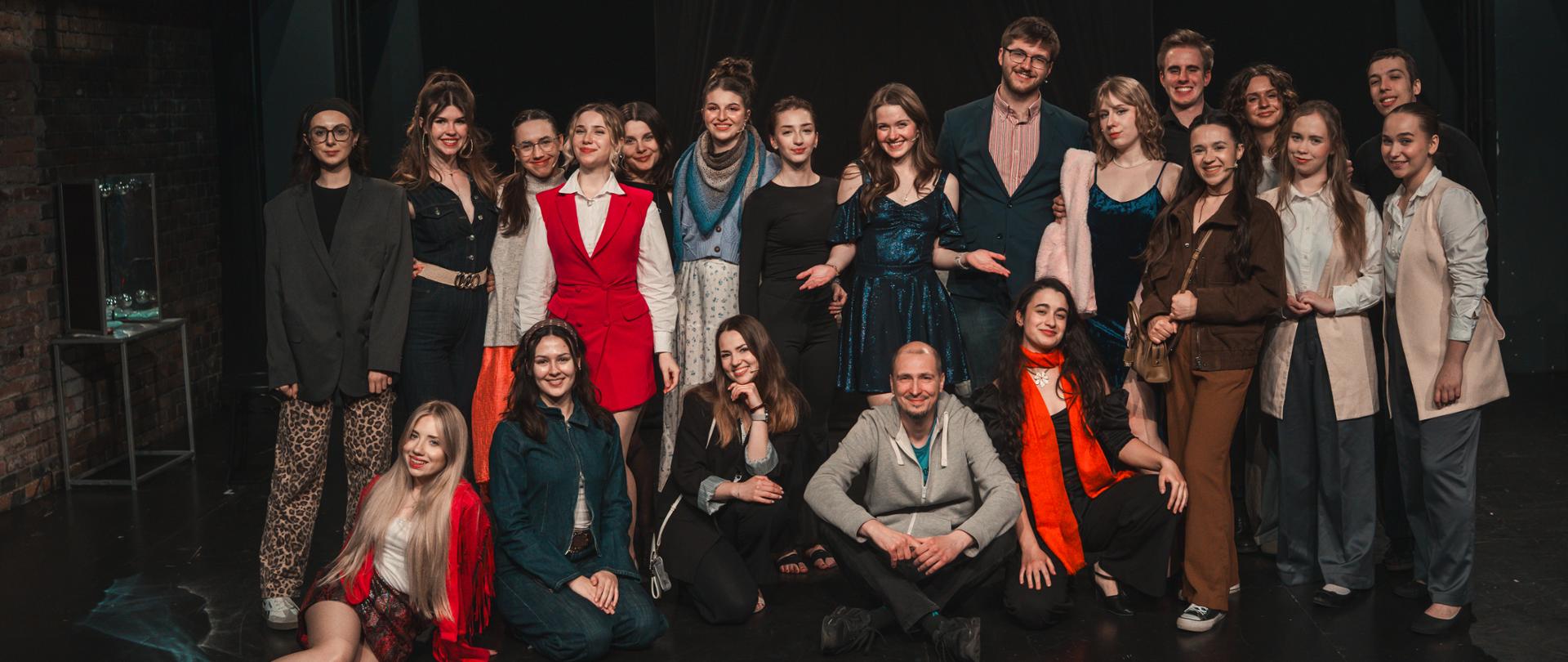 Na scenie teatru uczniowie.