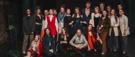 Na scenie teatru uczniowie.