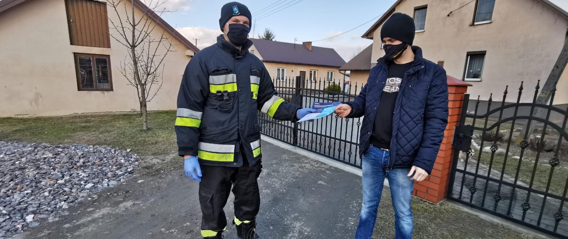 Kolportaż ulotek przez OSP propagujących wiedzę na temat profilaktyki oraz szczepień przeciw COVID-19