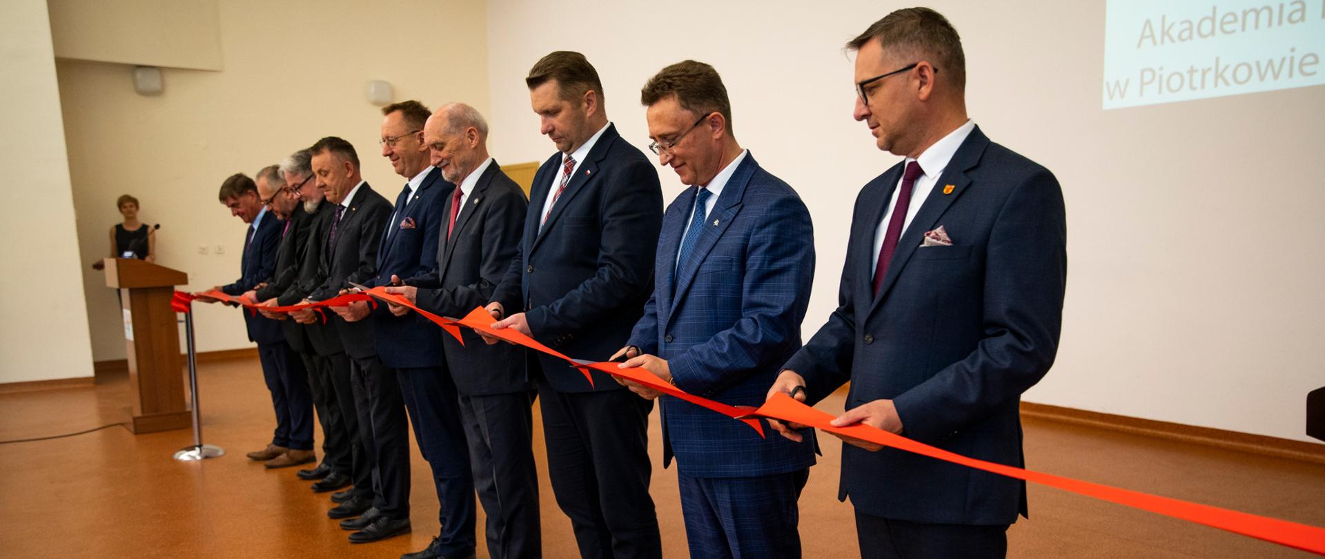 Uroczyste przecięcie wstęgi na Akademii Piotrkowskiej