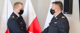 Nnadbryg. Jarosław Nowosielski – mazowiecki komendant wojewódzki PSP gratuluje i przekazuje bryg. Piotr Księżak – p.o. z-ca komendanta powiatowego PSP w Grodzisku Mazowieckim akt powierzenie obowiązków z-cy komendanta powiatowego PSP w Grodzisku Mazowieckim
