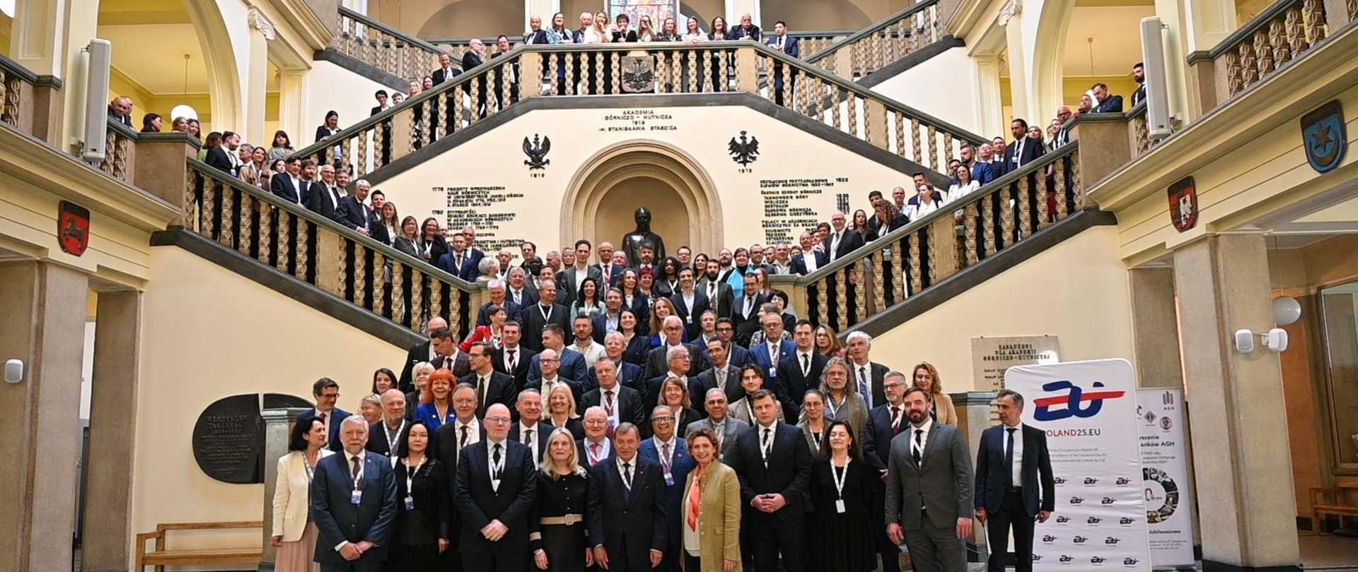 Zdjęcie zbiorowe uczestników konferencji. 