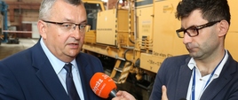 Minister A. Adamczyk odpowiada na pytania mediów w Przedsiębiorstwie Napraw Infrastruktury 