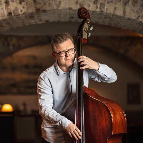 Grzegorz Piętak kontrabasista i gitarzysta basowy absolwent Wydziału Jazzu i Muzyki Rozrywkowej na Akademii Muzycznej im. Karola Szymanowskiego w Katowicach, gdzie uczył się pod kierunkiem prof. Jacka Niedzieli.