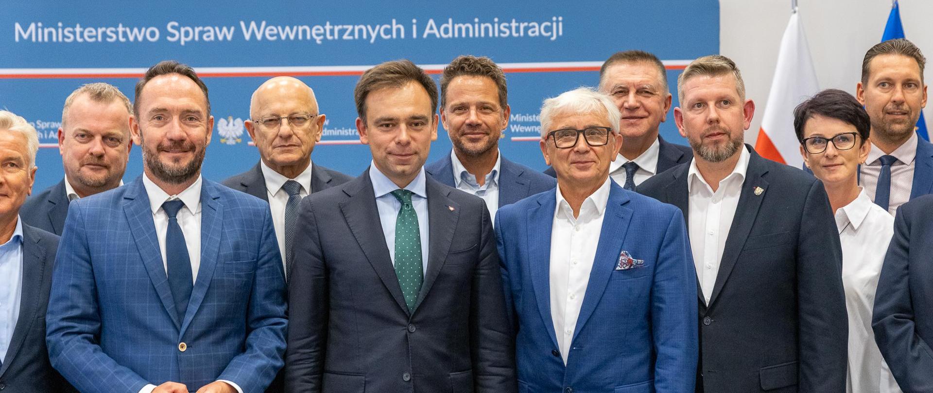 Zdjęcie grupowe: pozuje minister finansów Andrzej Domański, przedstawiciele strony rządowej oraz strony samorządowej
