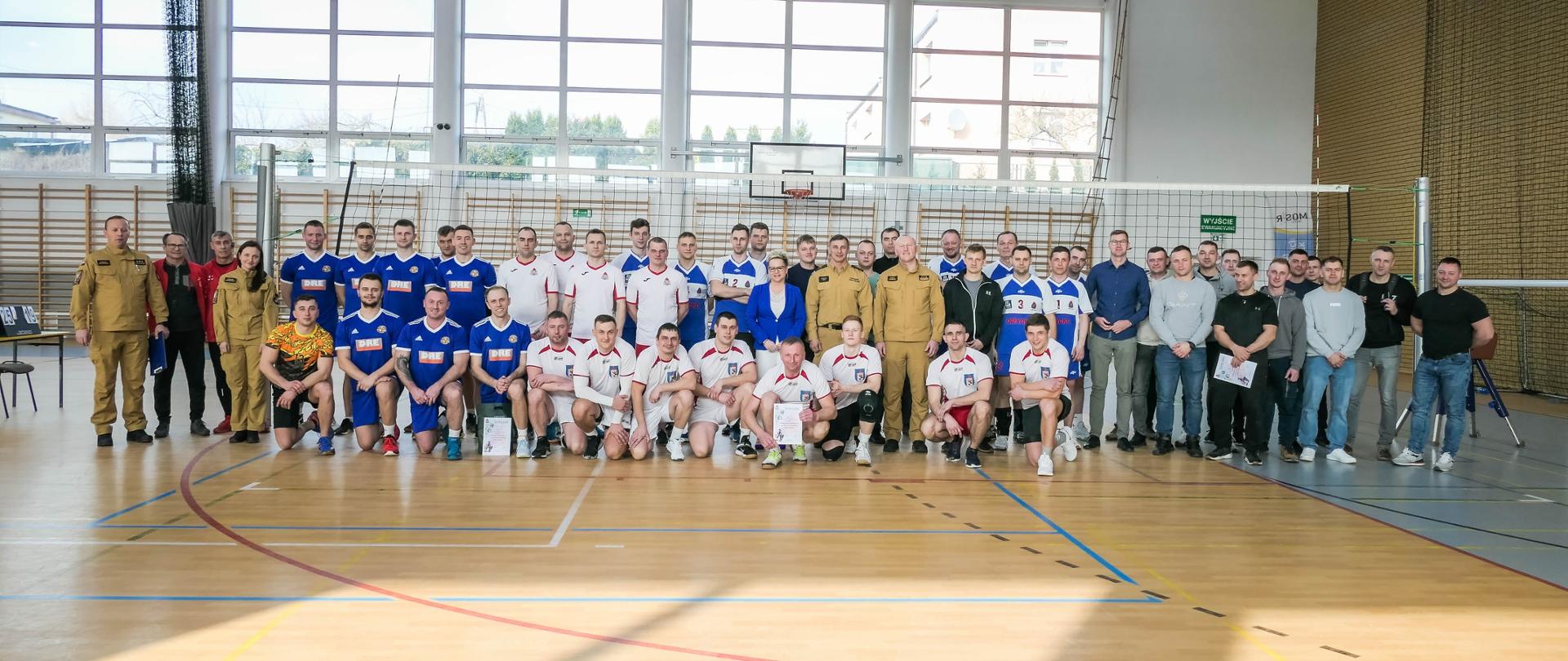 Strażacy grający w siatkówkę