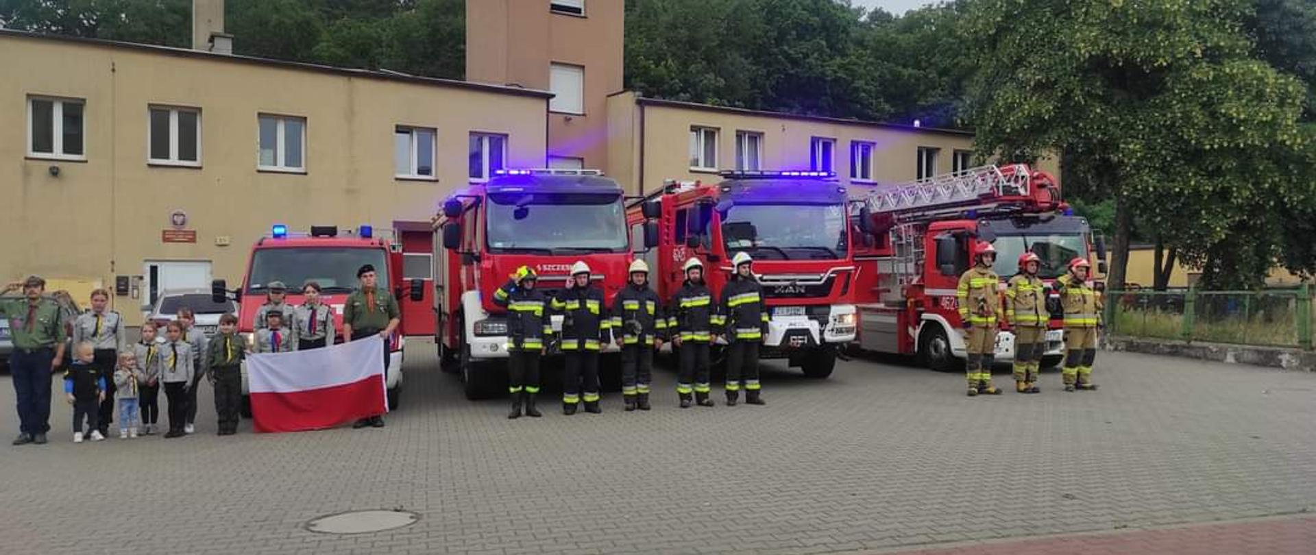 Na zdjęciu przedstawiciele PSP i OSP Międzyzdroje wraz z ZHP na tle wozów strażackich i jednostki PSP.