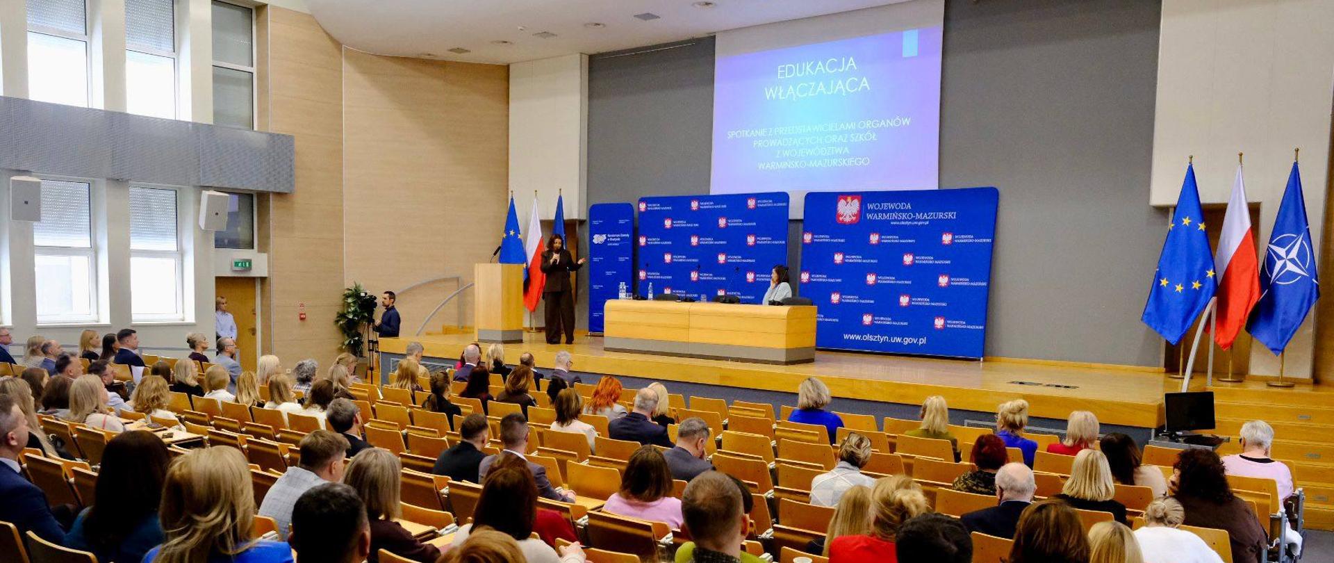 Widok na całą salę i przemawiającą wiceminister