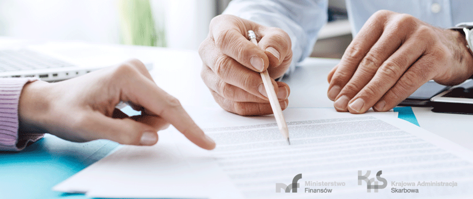 grafika pokazująca dłonie trzymające ołówek nad dokumentem 