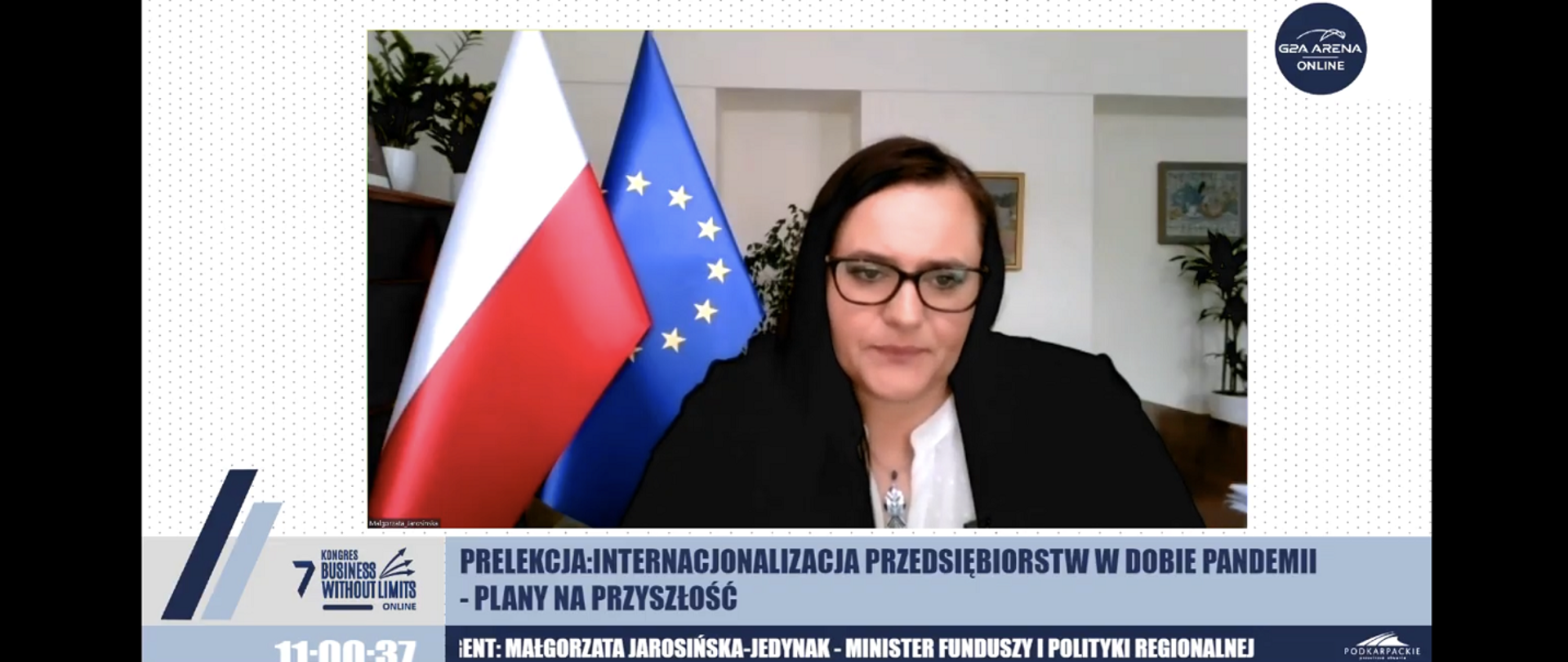 na zdjęciu widać panią minister w swoim gabinecie