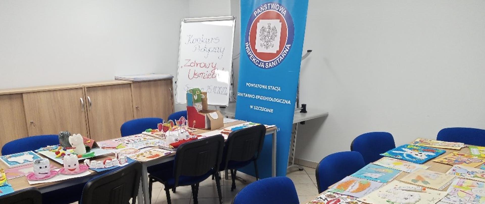 Prace dzieci na stołach