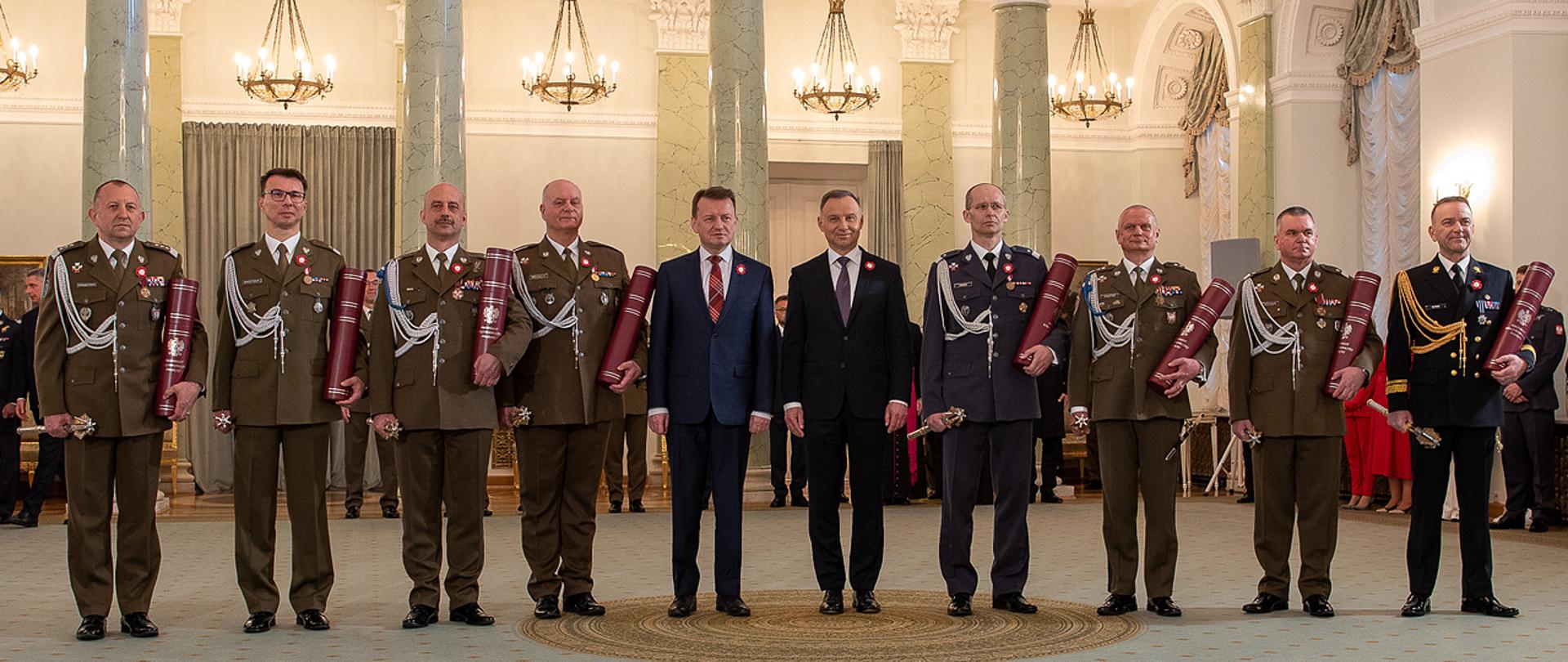 3 maja Andrzej Duda, Prezydent Rzeczypospolitej Polskiej, Zwierzchnik Sił Zbrojnych RP na wniosek szefa MON, wręczył nominacje generalskie i nominację kontradmirała 8 oficerom Wojska Polskiego. W uroczystości uczestniczył wicepremier Mariusz Błaszczak. Szef MON wręczył oficerom Buzdygany Honorowe Wojska Polskiego. 