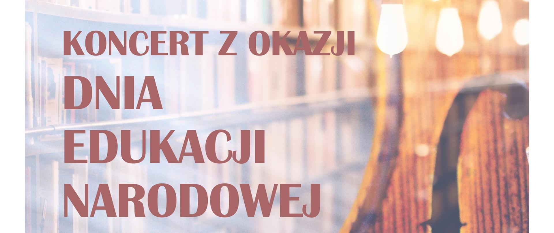 Plakat informujący o koncercie z okazji Dnia Edukacji Narodowej, który odbędzie się 15 października 2024 o godz. 16:30 w Auli PSM. Dookoła biała ramka. W środku grafika przedstawiająca książki, świecące żarówki i pudło skrzypiec.