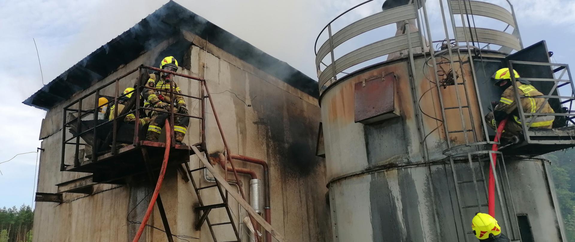 Pożar silosów na pył drzewny w zakładzie stolarskim 