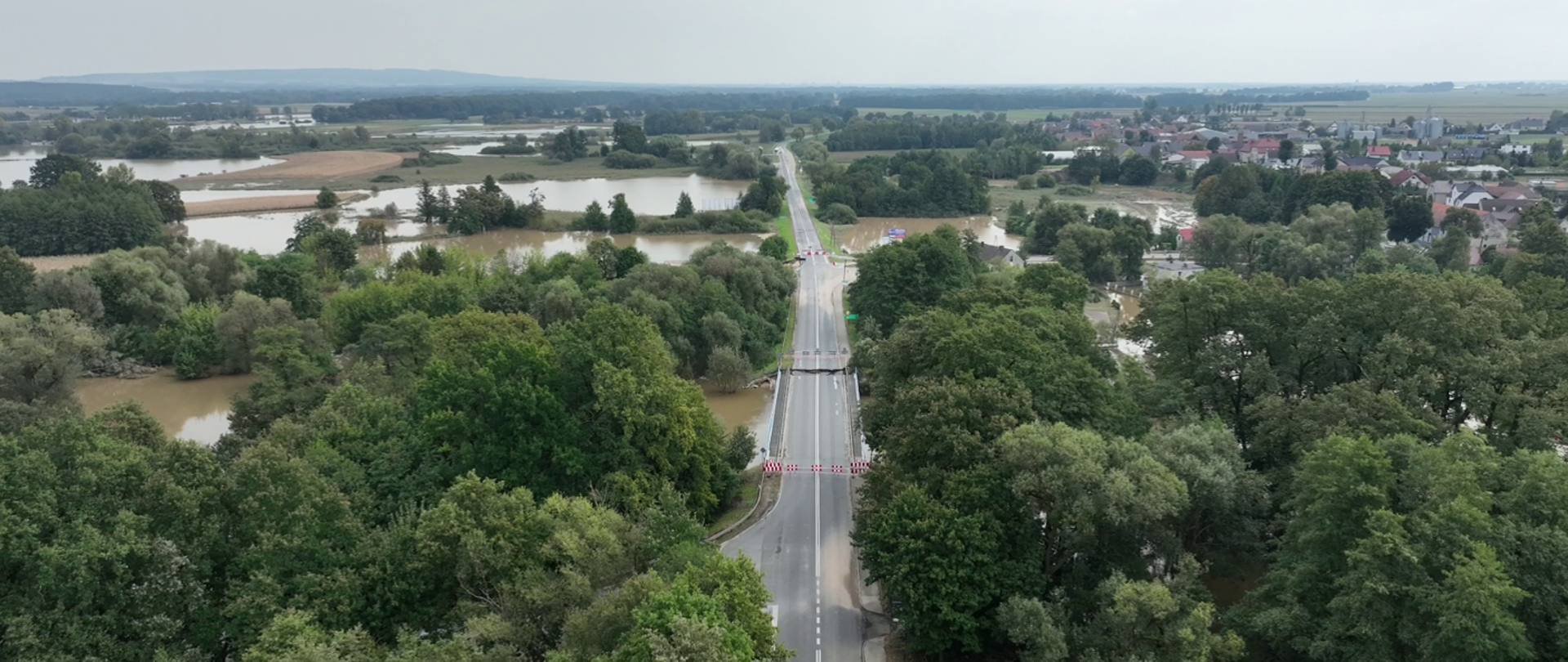 Widok z lotu ptaka na tereny dotknięte powodzią.
