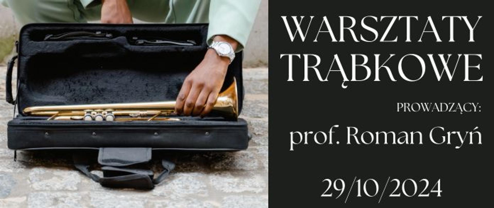 plakat przedstawiający informację o warsztatach trąbkowych. Po lewej stronie biały napis na czarnym tle. Po lewej obraz przedstawiający futerał z trąbką.