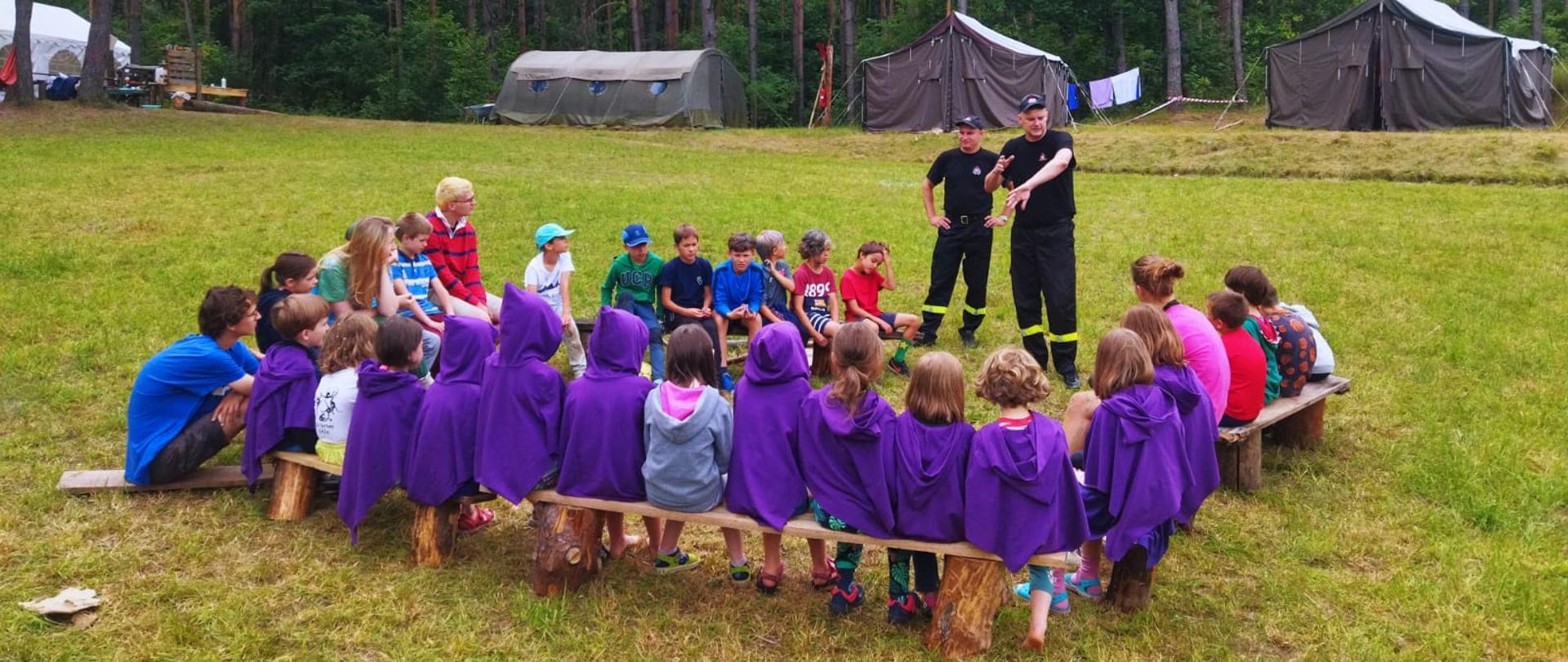 Strażacy PSP przeprowadzający zajęcia kształtujące wiedzę i świadomość na temat zachowania się w sytuacjach wystąpienia zagrożenia. 