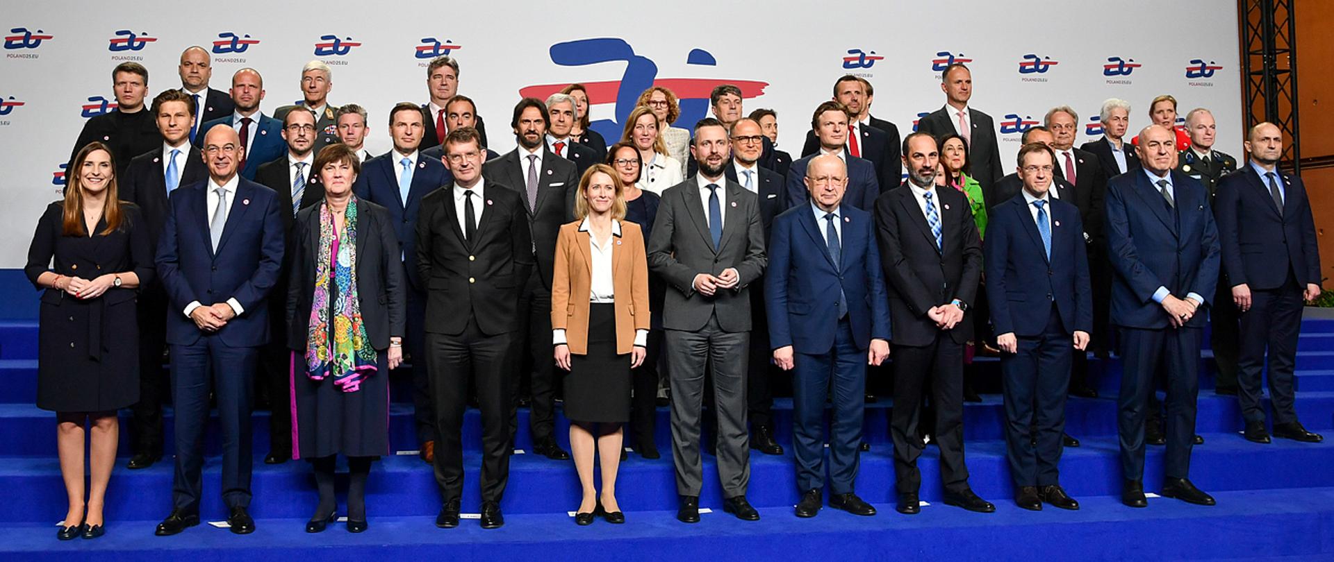 3 kwietnia br., wicepremier - minister obrony narodowej Władysław Kosiniak - Kamysz współprzewodniczy z Kają Kallas, wysoką przedstawiciel Unii do spraw zagranicznych i polityki bezpieczeństwa, obradom rady nieformalnej spraw zagranicznych UE z udziałem ministrów obrony (FAC). Rada nieformalna poświęcona jest pozycji Unii Europejskiej w nowej sytuacji międzynarodowej. Podczas obrad omówione zostaną możliwości pogłębienia współpracy pomiędzy krajami, jak również perspektywy wzmocnienia partnerstwa transatlantyckiego i sytuacja w Ukrainie.